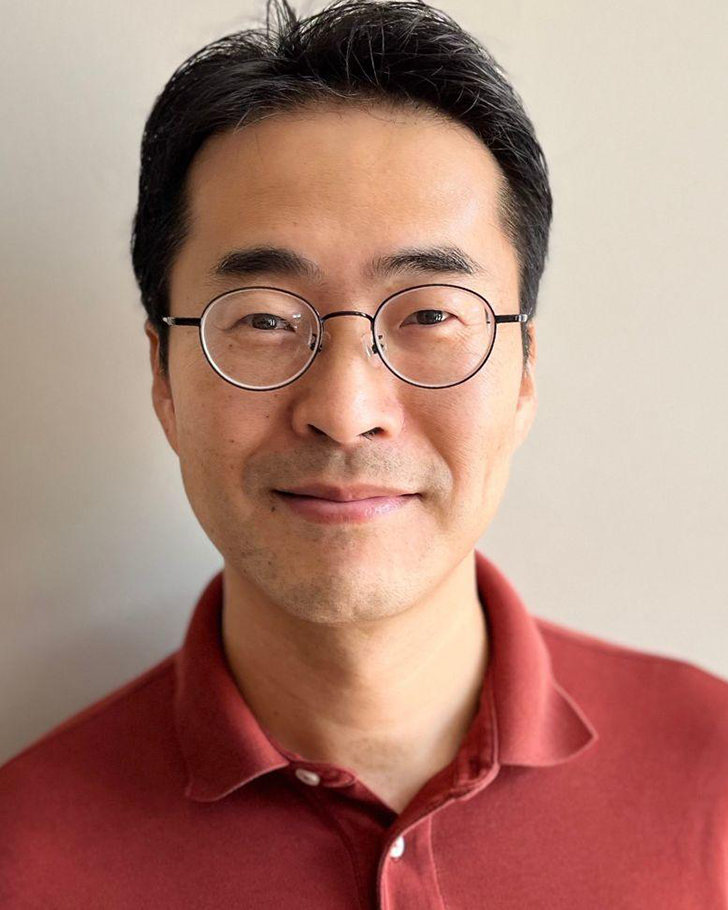 A profile photo of Staff Scientist Dr. Jungwood Shin