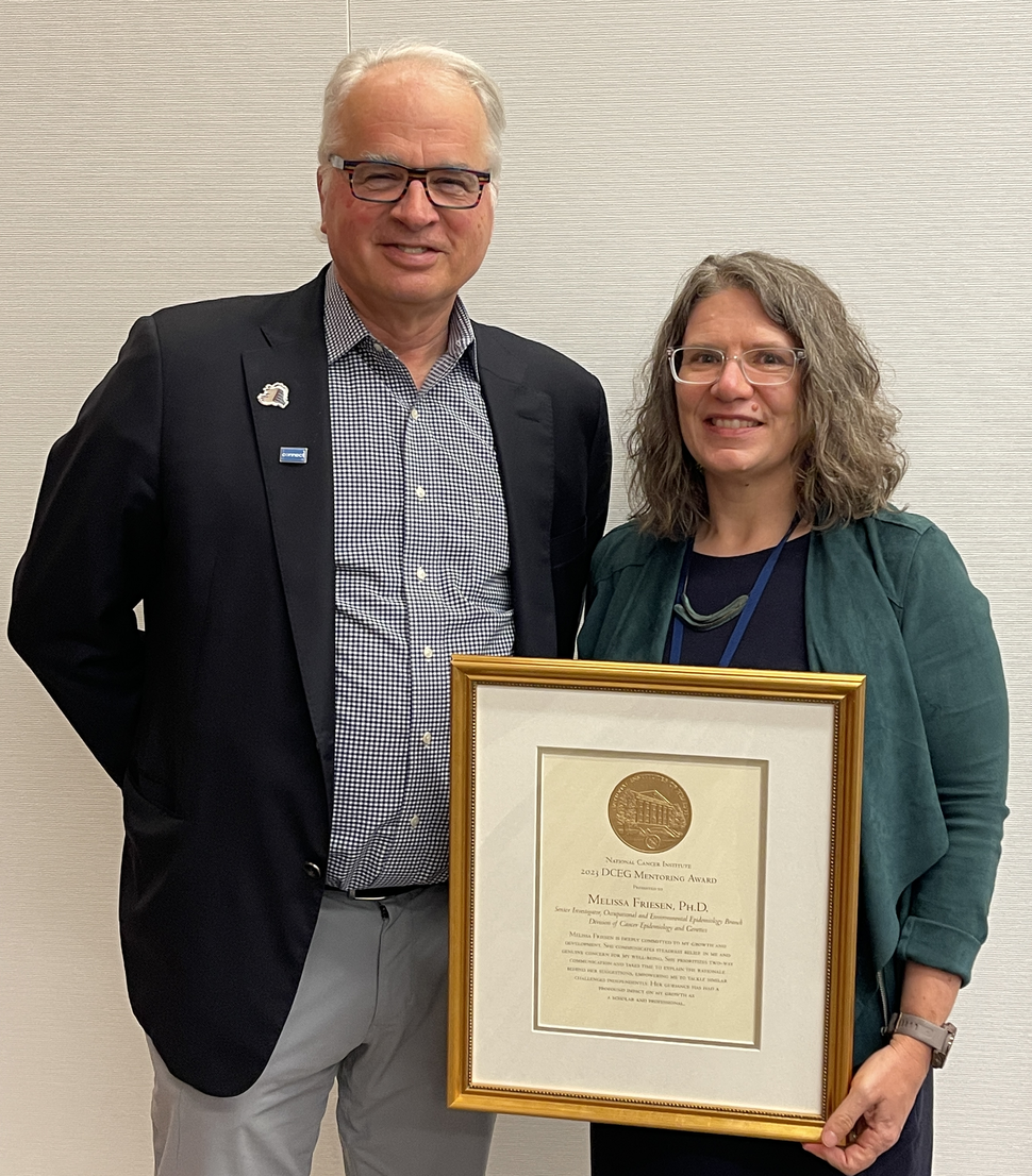 Stephen Chanock presents 2023 Mentoring Award to Melissa Friesen