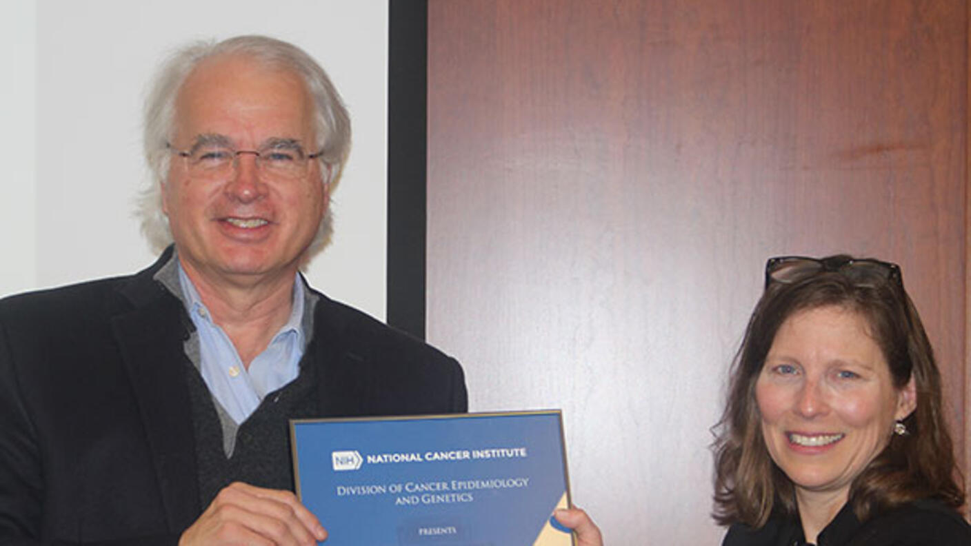 Stephen Chanock presents Elizabeth Platz with Visiting Scholar plaque
